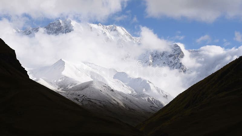 Timelapse das nuvens grossas que flutuam sobre montanha turística surpreendente Shkhara do lugar, região de Svaneti, ao longo do video estoque Timelapse das nuvens grossas que flutuam sobre montanha turística surpreendente Shkhara do lugar, região de Svaneti, ao longo do video estoque