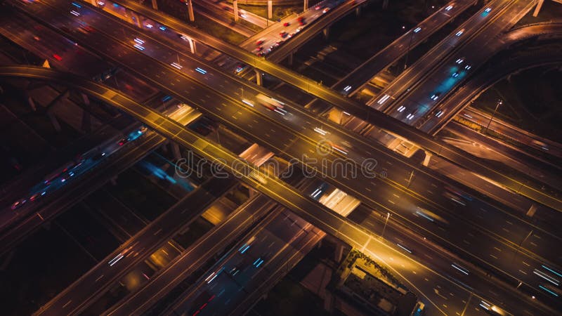 Timelapse de hyperlapse de transport du trafic de voitures sur les voies de passage route ou voie rapide dans la ville de l'Asie à banque de vidéos