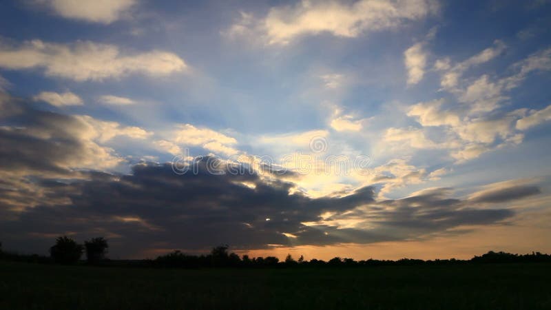 Timelapse de la puesta del sol con las nubes que cubren el sol