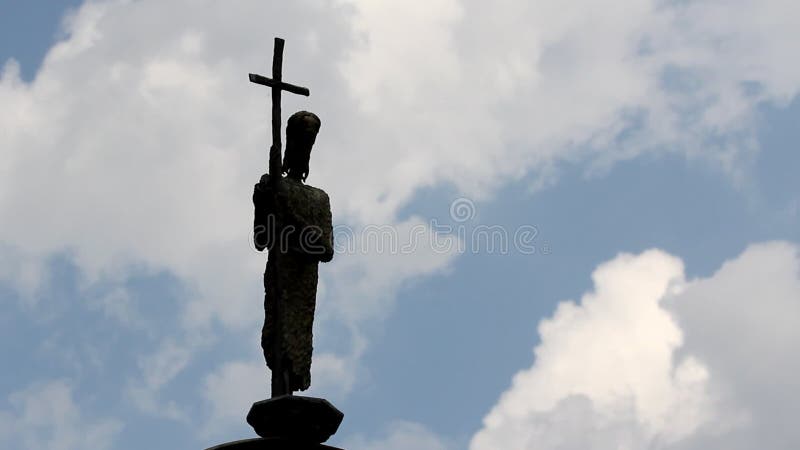 Timelapse de las nubes blancas sobre la estatua con la cruz cristiana