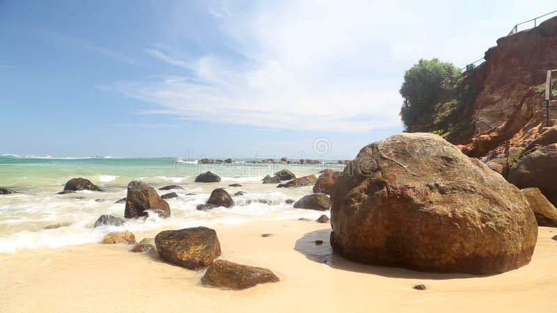 Timelapse de rocas grandes en la playa arenosa hermosa en Sri Lanka