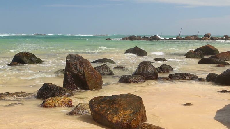 Timelapse de rocas grandes en la playa arenosa hermosa en Sri Lanka