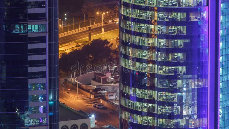Timelapse de Windows du bâtiment à plusiers étages de l'éclairage en verre et en acier et des travailleurs de bureau en dedans banque de vidéos