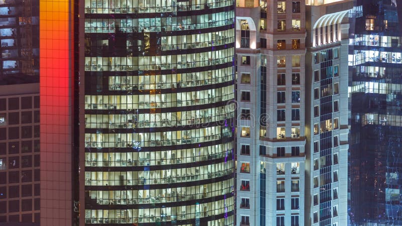Timelapse de Windows du bâtiment à plusiers étages de l'éclairage en verre et en acier et des travailleurs de bureau en dedans clips vidéos