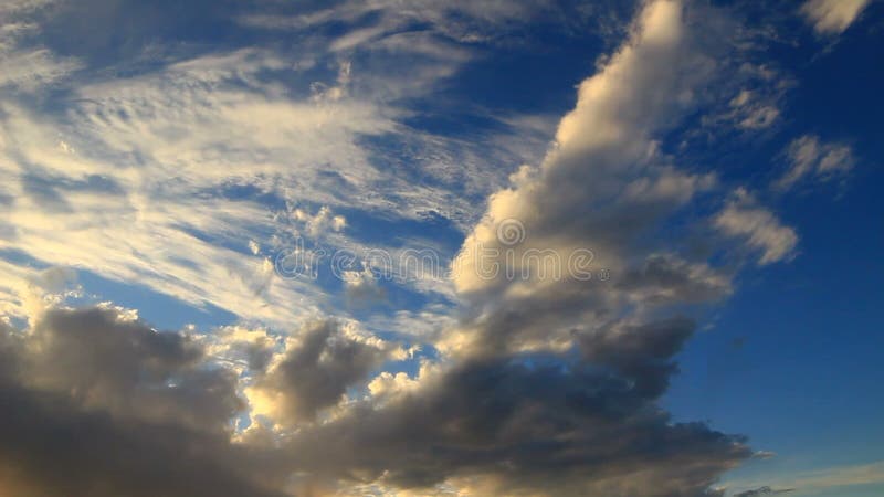 Timelapse del cielo azul de la puesta del sol