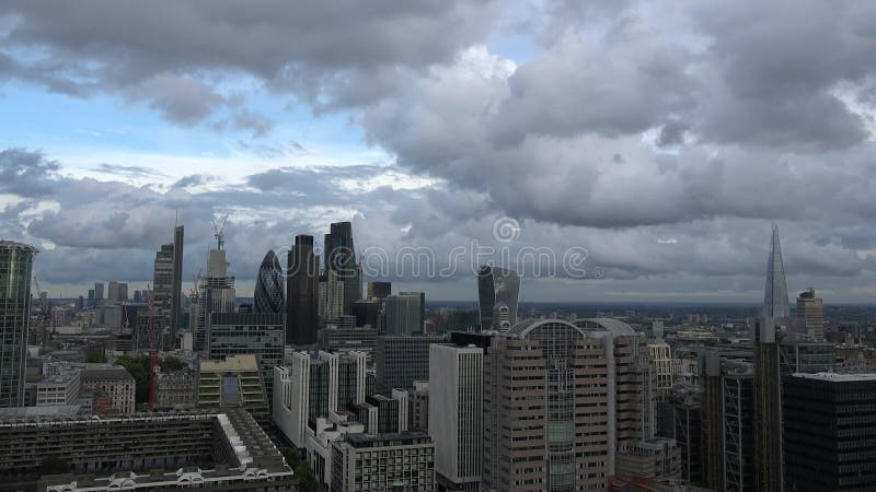 Timelapse dell'orizzonte della città di Londra con le nuvole nel pomeriggio