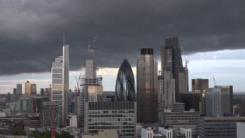 Timelapse dell'orizzonte della città di Londra con le nuvole scure nel prima serata