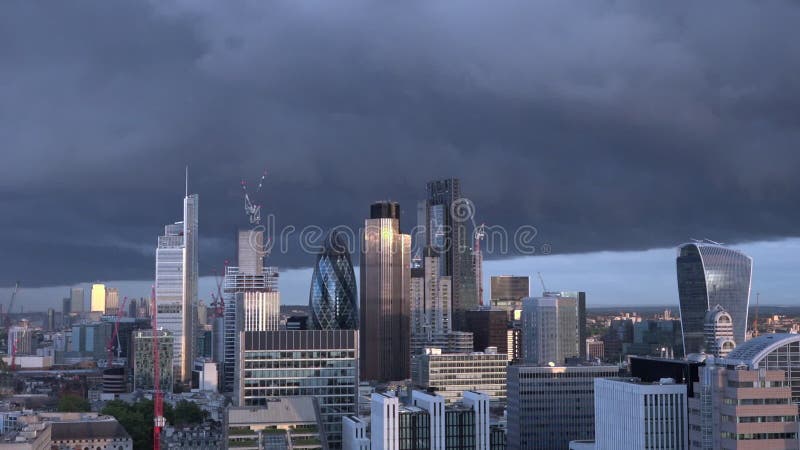 Timelapse dell'orizzonte della città di Londra con le nuvole scure nella sera