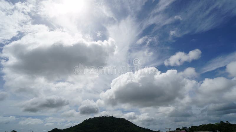 Timelapse des nuages blancs fonctionnant au-dessus du ciel bleu