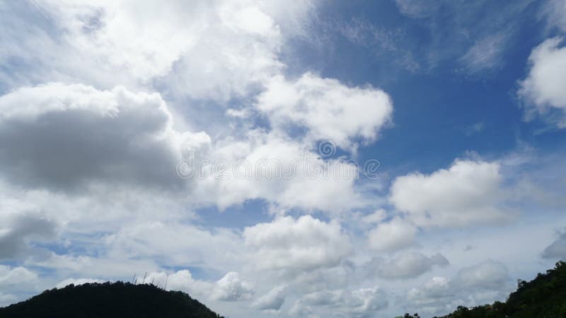 Timelapse des nuages blancs fonctionnant au-dessus du ciel bleu