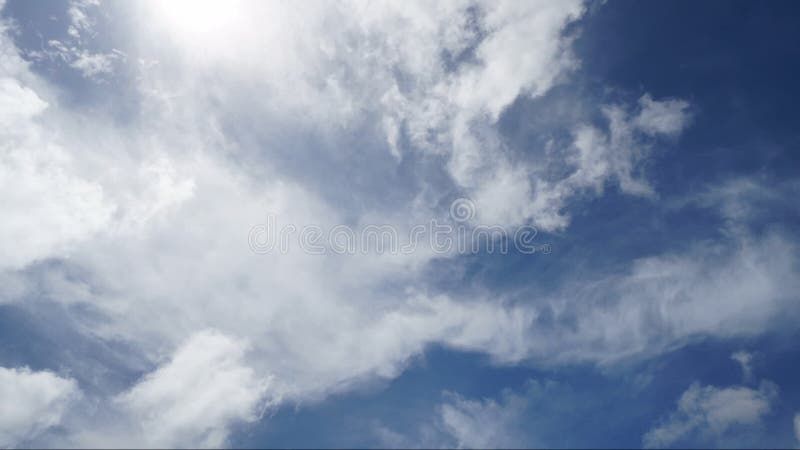 Timelapse des nuages blancs fonctionnant au-dessus du ciel bleu