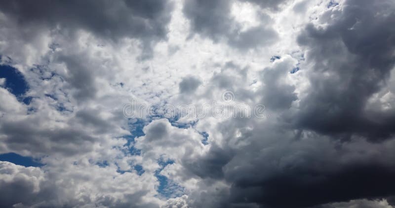 Timelapse des nuages fonctionnant sur le ciel bleu