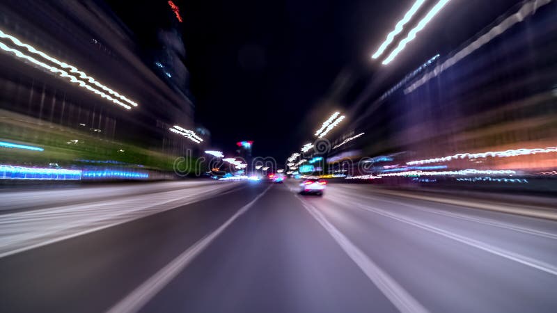 Timelapse di movimento eccellente di unità ad alta velocità durante la notte.