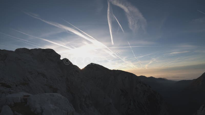 Timelapse di tracce di aereo fumo e nuvole che compaiono su un bellissimo cielo blu