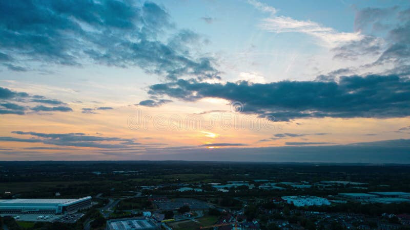 Timelapse drone di una città sotto cielo nuvoloso al tramonto