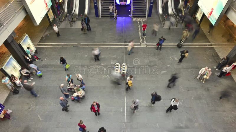 Timelapse du hall de la gare centrale de berne au milieu de l'heure de pointe banque de vidéos