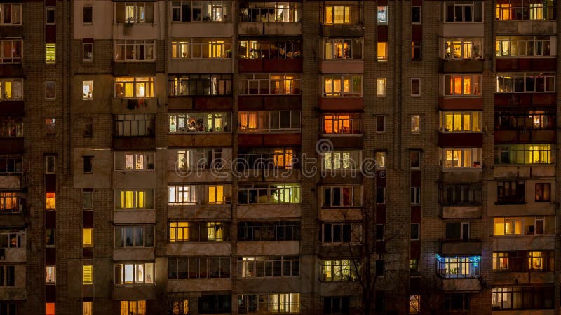 Timelapse fenêtres de la ville dans la maison. l'intervalle de lumière nocturne dans les fenêtres d'un bâtiment de plusieurs étage clips vidéos
