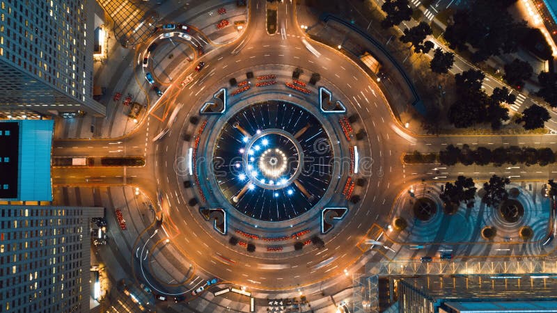 Timelapse 4k de transport du trafic de voitures au rond-point autour de la fontaine de richesse dans le zoom aérien de vue de dess banque de vidéos