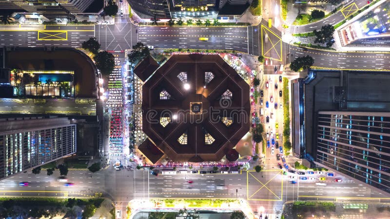 Timelapse 4k de transport du trafic de voitures sur la route carrée de jonction dans la vue aérienne du drone du centre de la vill banque de vidéos
