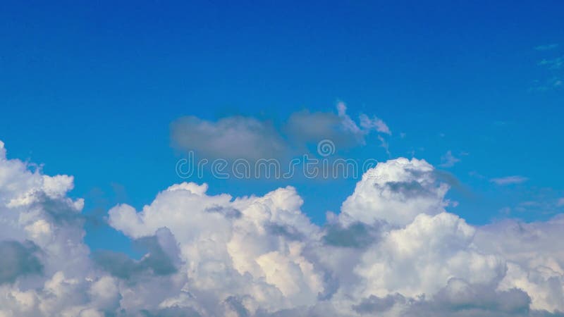 Timelapse, motionless cumulus clouds melt into the blue sky. stock video