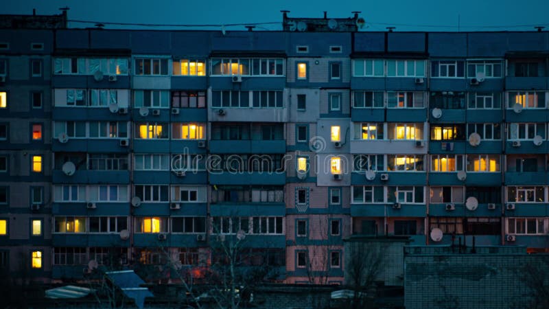Timelapse nocturne aux fenêtres d'un bâtiment à plusieurs étages banque de vidéos
