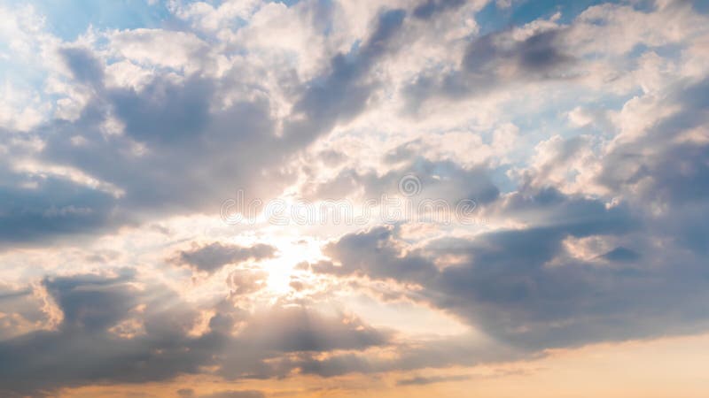 Timelapse : rayons du soleil brillonnant à travers des nuages blancs spectaculaires - concept d'espoir