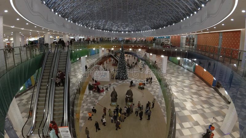 Timelapse-Video eines beschäftigten Weihnachtseinkaufszentrums