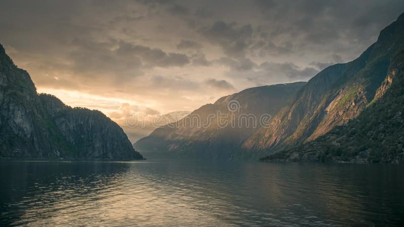 Timelapse Video von Sonnenuntergang im Fjord und Berglandschaft eidfjord in der Norm