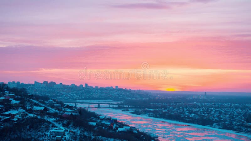 Timelapse της δραματικής όμορφης ανατολής πέρα από το πανόραμα της πόλης του Ufa στο χειμώνα απόθεμα βίντεο