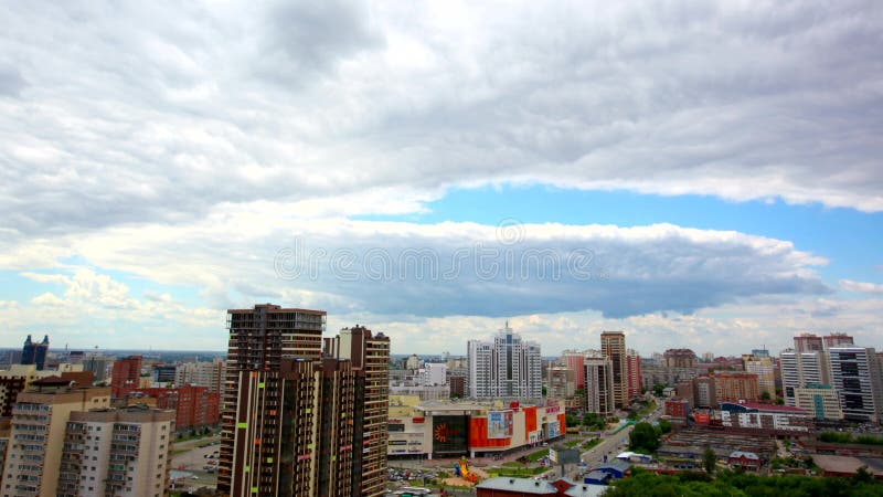 Timelapse взгляда птицы над городом Новосибирска, России видеоматериал Timelapse взгляда птицы над городом Новосибирска, России видеоматериал