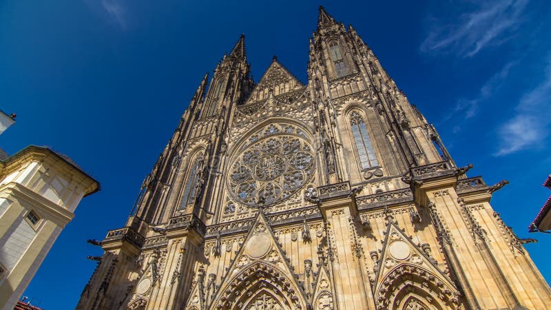 Timelapsehyperlapse för St Vitus Cathedral i Prague omgav vid turister