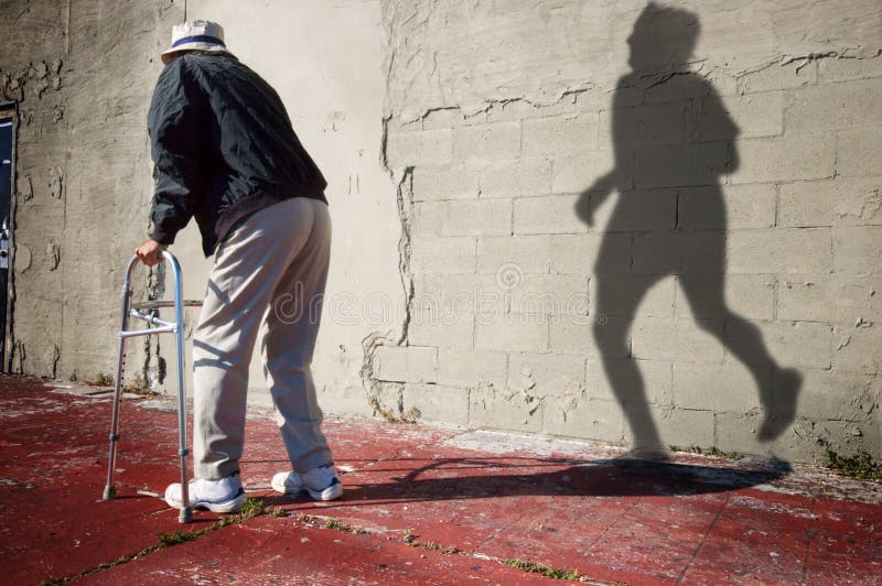 Ein älterer behinderter Mann spiegelt sich an der Wand und die Tage seiner ausgeführt Jugend.