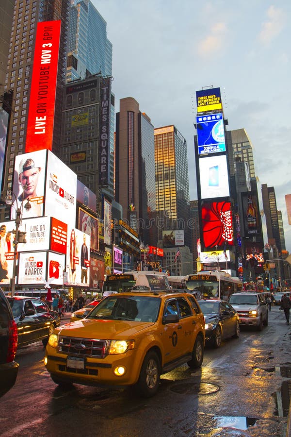 Times Square mit lebhaften LED-Zeichen und gelben Fahrerhäusern, Manhattan, New York City. stockbild Times Square mit lebhaften LED-Zeichen und gelben Fahrerhäusern, Manhattan, New York City. stockbild
