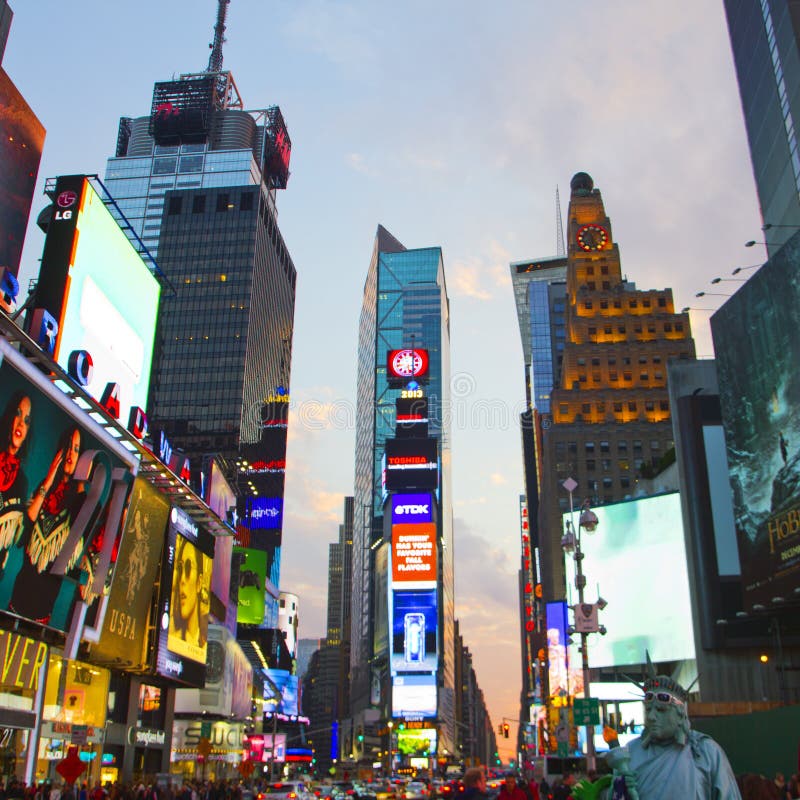 Times Square mit lebhafter LED unterzeichnet, Manhattan, New York City.