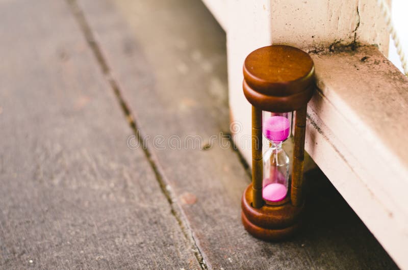 Timglas eller sand-exponeringsglas för begrepp för tidledning royaltyfria bilder Timglas eller sand-exponeringsglas för begrepp för tidledning royaltyfria bilder
