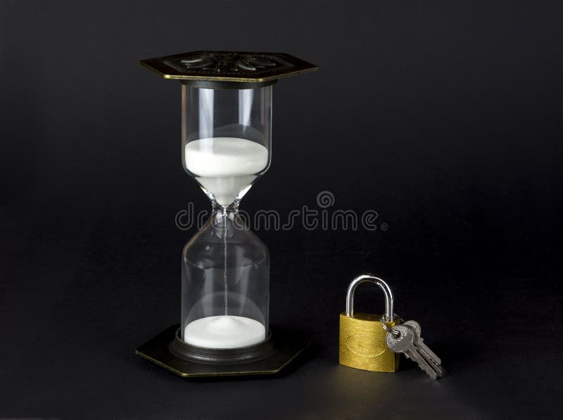 Timglas med låset Stoppa tidbegreppet royaltyfri foto