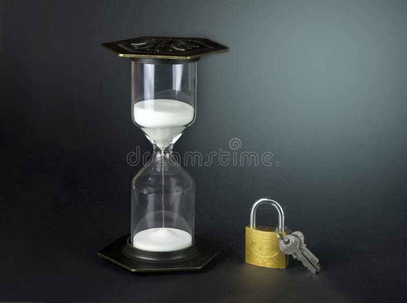 Timglas med låset Stoppa tidbegreppet royaltyfria bilder