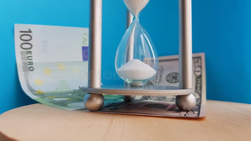Timglas på eurosedlar och dollarsedlar i blå bakgrund. den tid det tar för pengar att utbilda konceptuella företag håller på att t lager videofilmer