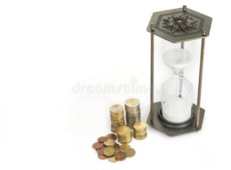 Timglasklocka med mynt Tid är pengarbegreppet royaltyfri bild