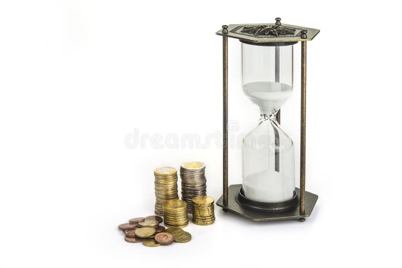 Timglasklocka med mynt Tid är pengarbegreppet fotografering för bildbyråer