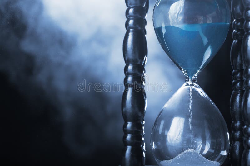 Timglasklocka och rök royaltyfria foton