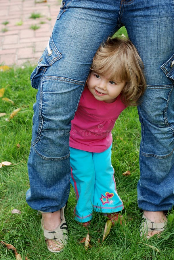 Timidez Infantil Timidez Insegurança. Uma Criança Indefesa Procura Apoio De  Um Pai. Garotinha Linda Escondida Atrás Imagem de Stock - Imagem de  feriado, felicidade: 279434879