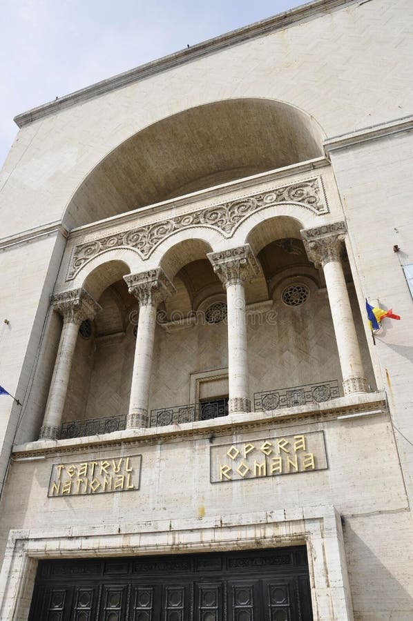 Timisoara, el 22 de junio: Balcón del edificio de la ópera de Victory Square en la ciudad de Timisoara del condado de Banat en Ru fotografía de archivo Timisoara, el 22 de junio: Balcón del edificio de la ópera de Victory Square en la ciudad de Timisoara del condado de Banat en Ru fotografía de archivo