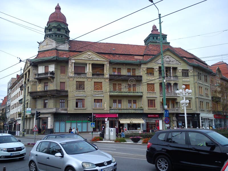 Timisoara / Roemenië - 14 oktober 2019: Het leven van een grote Europese stad Algemeen beeld van de straat met autoverkeer stock afbeeldingen Timisoara / Roemenië - 14 oktober 2019: Het leven van een grote Europese stad Algemeen beeld van de straat met autoverkeer stock afbeeldingen