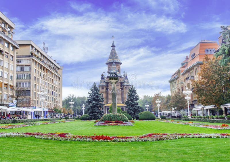 TIMISOARA, RUMUNIA - 15 2016 PAŹDZIERNIKA Kwieciści przygotowania w zwycięstwo kwadracie z ortodoksyjną katedrą, obrazy stock TIMISOARA, RUMUNIA - 15 2016 PAŹDZIERNIKA Kwieciści przygotowania w zwycięstwo kwadracie z ortodoksyjną katedrą, obrazy stock