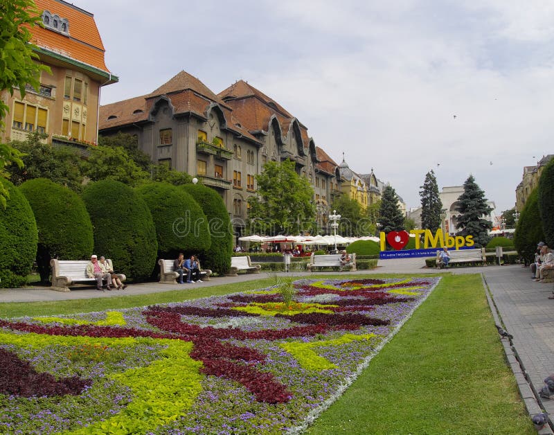 TIMISOARA RUMÄNIEN - JUNI 10: Turister besöker den gamla staden i stad på JUNI 10, 2014 i Timisoara, Rumänien Timisoara är det 3r royaltyfri fotografi TIMISOARA RUMÄNIEN - JUNI 10: Turister besöker den gamla staden i stad på JUNI 10, 2014 i Timisoara, Rumänien Timisoara är det 3r royaltyfri fotografi
