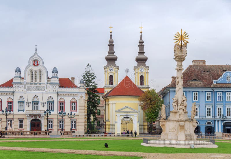 TIMISOARA, деталь РУМЫНИИ - 15-ое октября 2016 статуи святой троицы на квадрате соединения и церков Ortodox Серба стоковые фото TIMISOARA, деталь РУМЫНИИ - 15-ое октября 2016 статуи святой троицы на квадрате соединения и церков Ortodox Серба стоковые фото