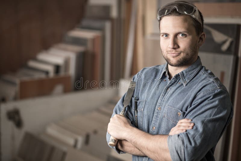 Timmerman die zich met een beitel bevinden stock foto Timmerman die zich met een beitel bevinden stock foto