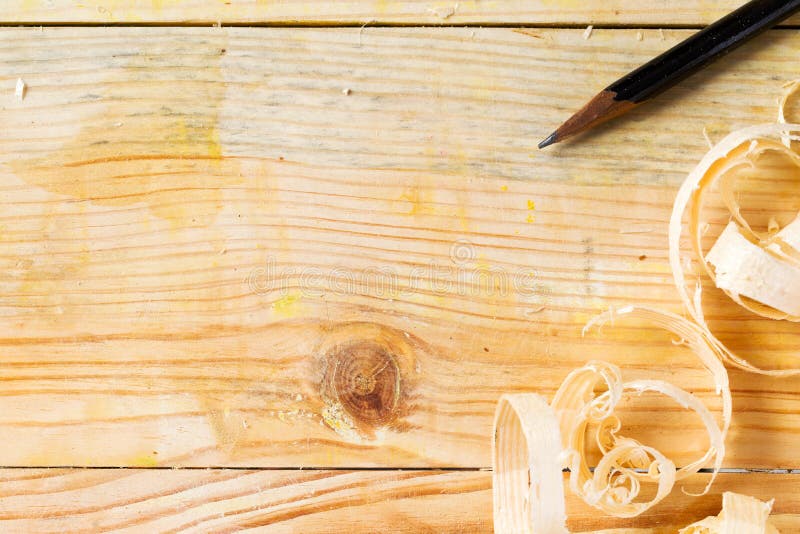 Timmermanshulpmiddelen op houten lijstachtergrond met de ruimte van het zaagselexemplaar