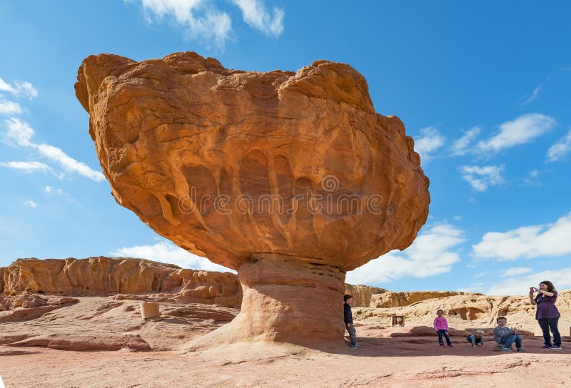Timna, Israel - 14 de diciembre de 2017: Seta de piedra en el parque de Timna, Israel fotos de archivo libres de regalías Timna, Israel - 14 de diciembre de 2017: Seta de piedra en el parque de Timna, Israel fotos de archivo libres de regalías